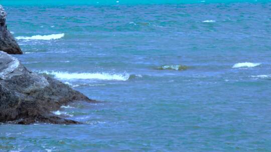 海浪拍打岩石 浪花