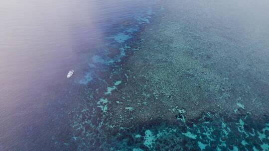 航拍大海和海面上的船