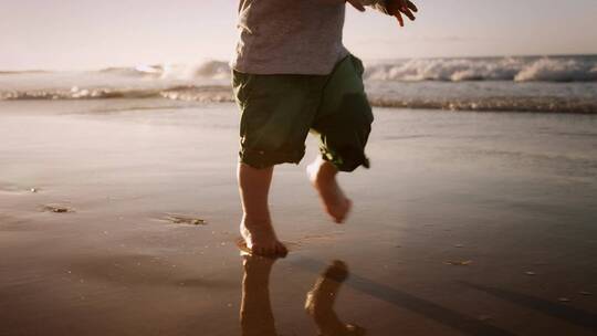 小孩沙滩学走路