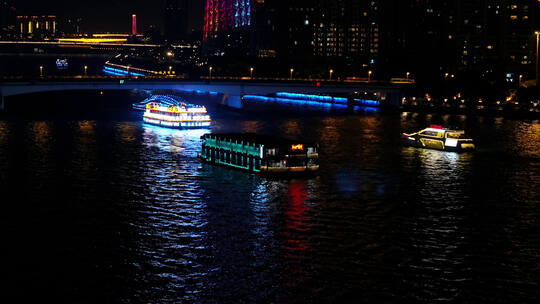 广州夜晚公路车流与水边建筑