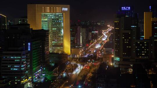 北京夜间繁忙的道路和建筑物