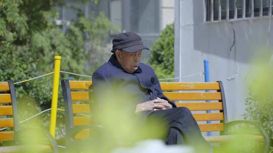 老年人晒太阳公园长椅老头睡觉闭眼睛