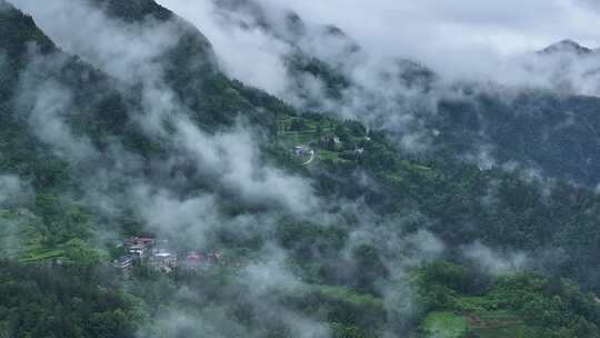 航拍雨后山村云雾 4k 超清素材