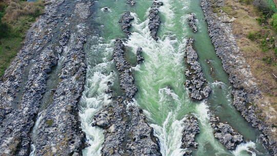 岩石间绿色的河流
