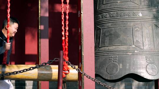 4K升格实拍北京红螺寺门前巨大的铜钟