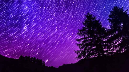 紫色的夜空中流动的星迹