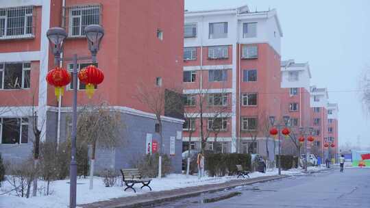 城市居民小区下雪雪景