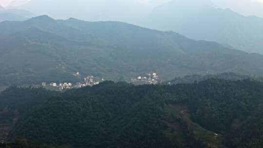 山林间的村庄远景