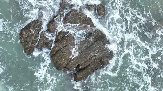 俯拍海岸礁石海浪拍打岩石海水海边浪花潮水