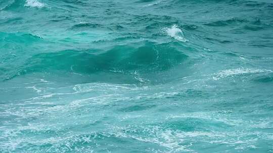 鸟瞰透明清晰的蓝色海浪