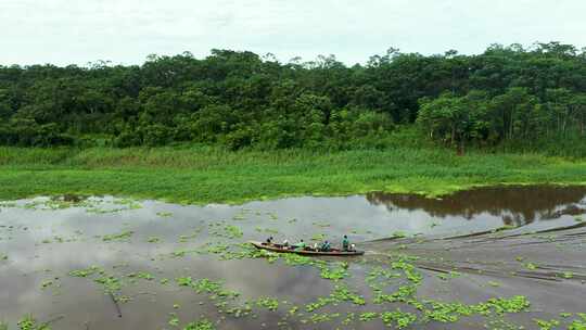秘鲁渔民乘船在亚马逊河上旅行-空中