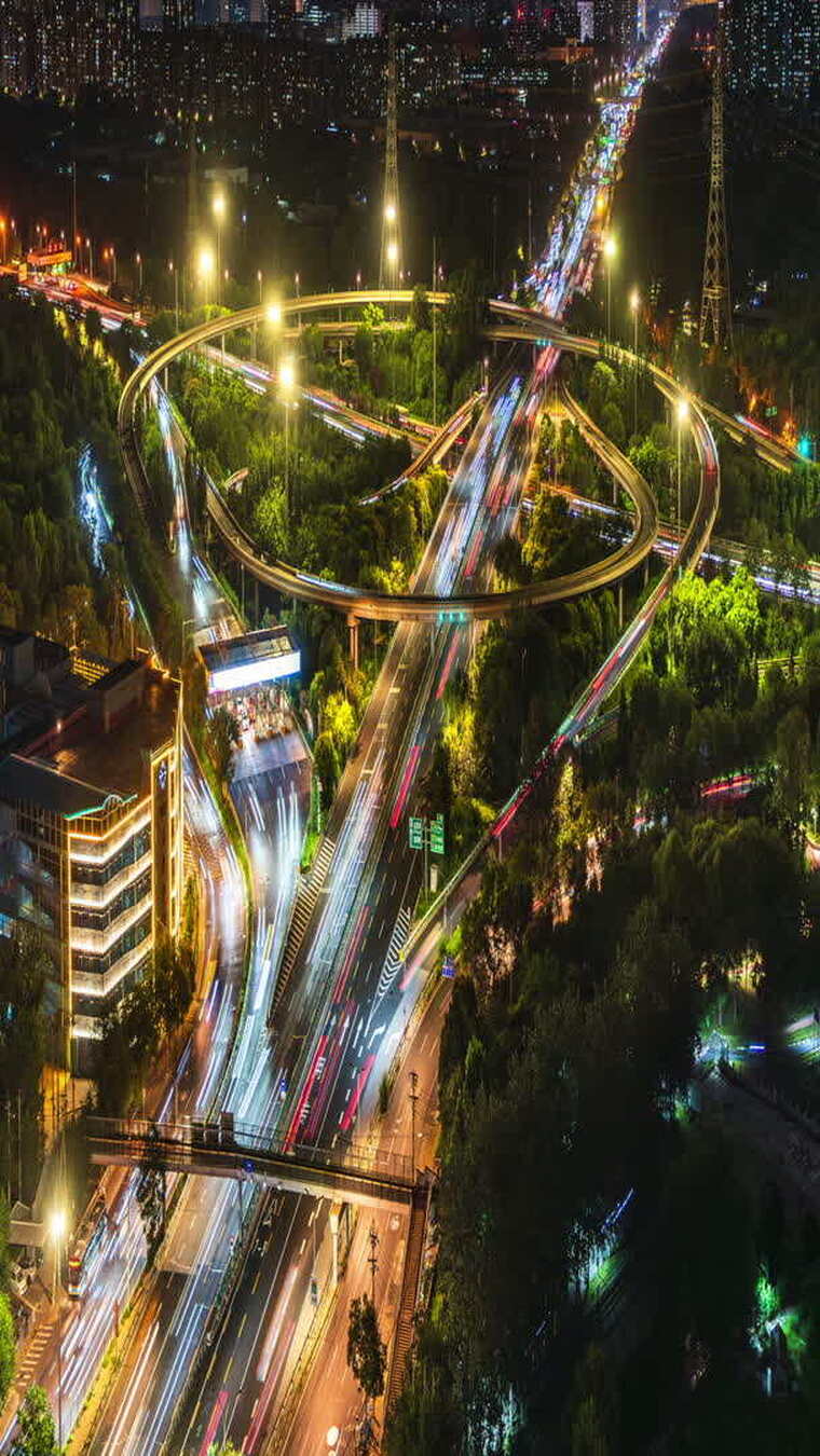 北京夜晚城市立交桥上车流的光影上清桥