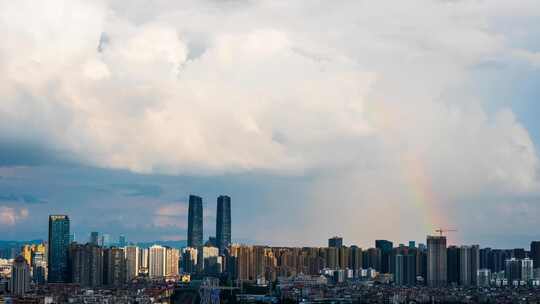 城市高楼与雨后彩虹景观
