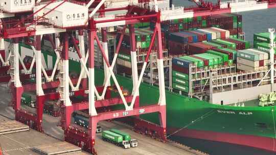 港口货轮装载集装箱视频素材模板下载