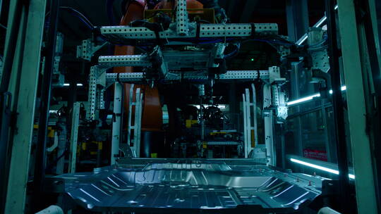 新能源汽车生产 巨型机械臂搬运视频素材模板下载