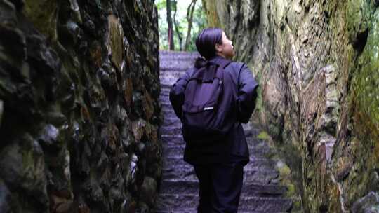 背包客女性青年爬山登山上楼梯人物走路背影