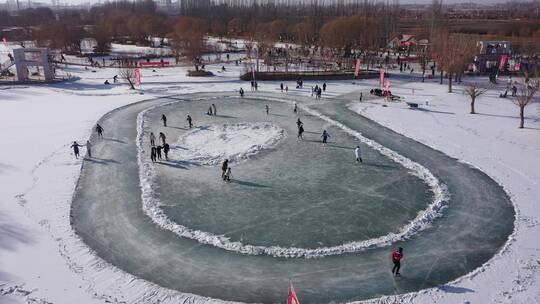 少年儿童在雪后冰湖滑冰