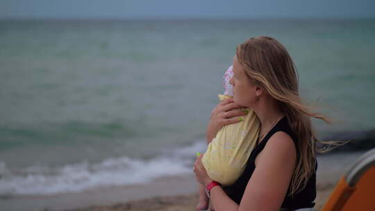 -妈妈和宝宝看大海