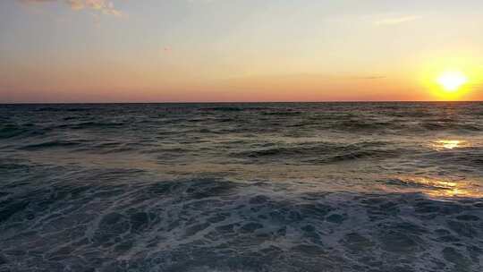 日落时用无人机拍摄的海上风暴