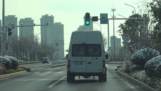 疫情武汉封城 行车跟拍救护车 近景