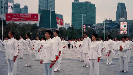 广场上练太极的中国人