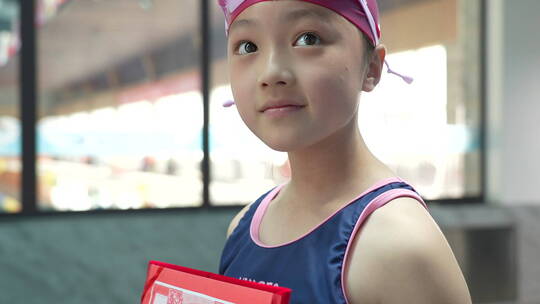 游泳比赛获奖的小女孩特写