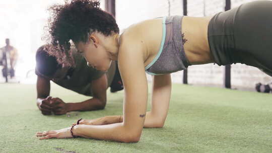 女性、男性和木板运动在健身房进行健身锻炼