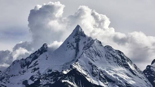 云雾缭绕的梅里雪山