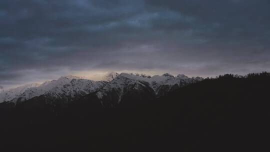 乌云在雪山上盘旋