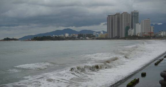 冲上岸边的浪花