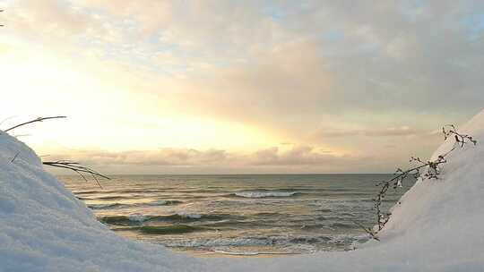 辽宁大雪过后的海岸