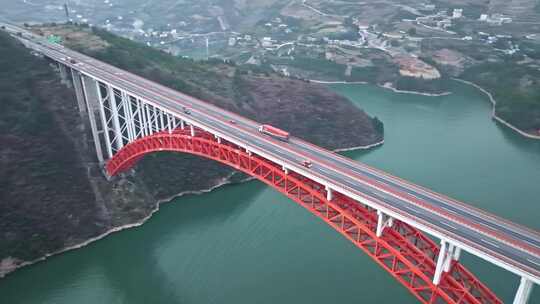 重庆巫山沪蓉高速大宁河特大桥行驶的物流车视频素材模板下载
