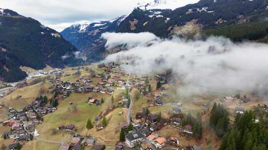 瑞士格林德瓦小镇雪山晨雾