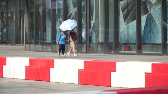 夏季打伞的行人遮阳伞视频素材模板下载
