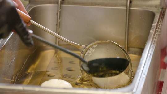 油炸蛋清美食东北小吃东北雪衣豆沙