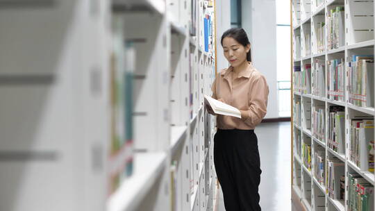 亚洲东方中国女性在图书馆看书学习