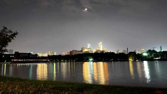 长沙公园人工湖畔城市夜景延时摄影