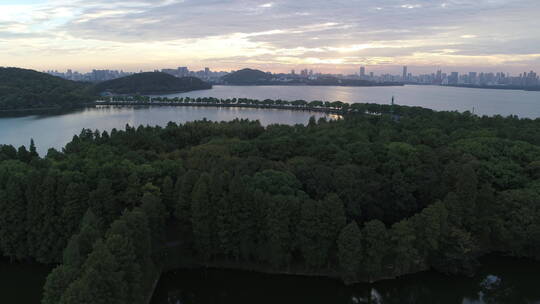 航拍武汉东湖绿道傍晚天空湖面