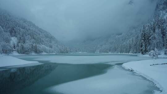 冬季雪中湖景视频素材模板下载