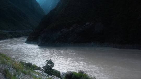 江河视频云南境内江河上游湍急水流高山峡谷视频素材模板下载