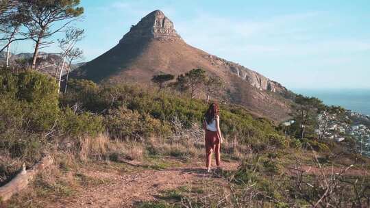 女人在森林山峰徒步爬山