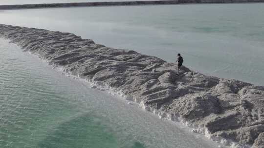 青海大柴旦翡翠湖阳光湖面人物航拍视频