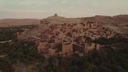 沙漠航拍沙漠古城沙丘骆驼游客商队摩洛哥