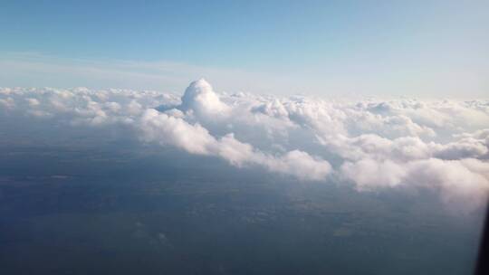 飞机飞行时窗外的云朵