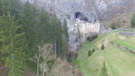 无人机拍摄的神秘普雷贾马城堡，建在斯洛文尼亚山区的一个洞口