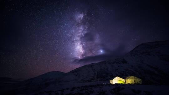 四川贡嘎雪山冷嘎措户外露营银河星空延时