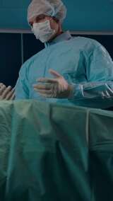 垂直专业外科医生在局部麻醉前舒缓女性患者高清在线视频素材下载