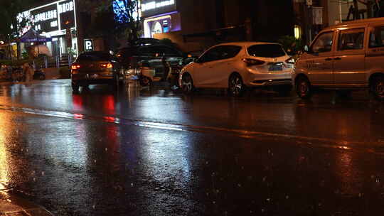 雨天车流夜景