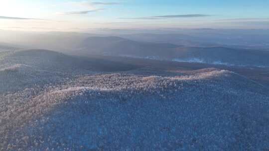 航拍林海雪原高山雾凇晨光冻雾