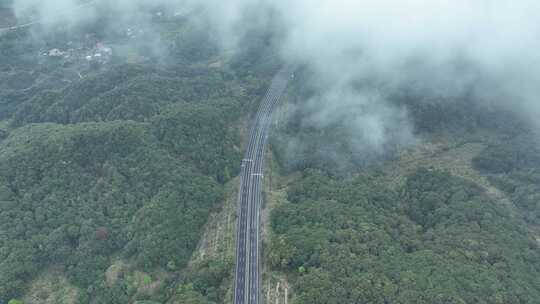 云雾下的高速公路俯拍森林公路云雾缭绕山区